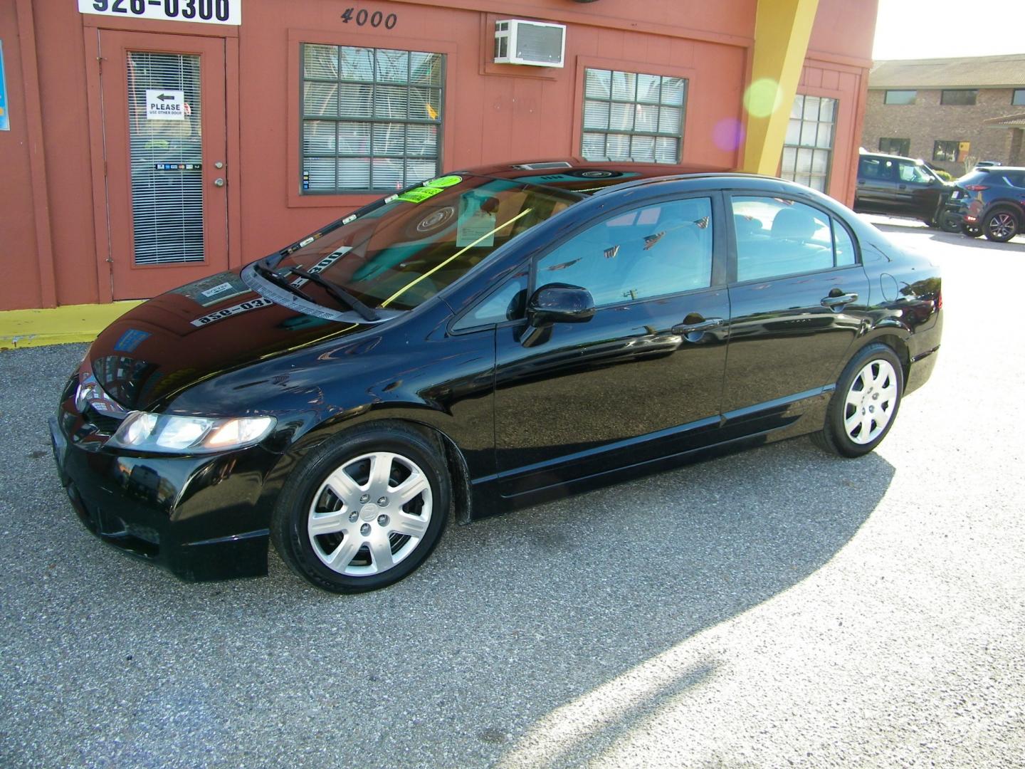 2011 Black /Gray Honda Civic LX Sedan 5-Speed AT (19XFA1F5XBE) with an 1.8L L4 SOHC 16V engine, 5-Speed Automatic transmission, located at 4000 Bee Ridge Road, Sarasota, FL, 34233, (941) 926-0300, 27.298664, -82.489151 - Photo#2